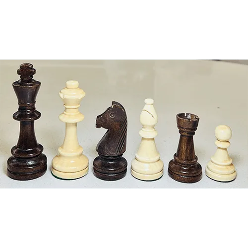 pièces d'échecs en bois taille standard