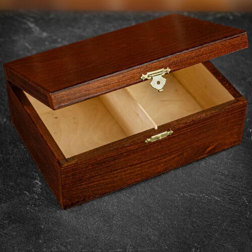 boite de rangement pour pièces d'échecs en bois teinté