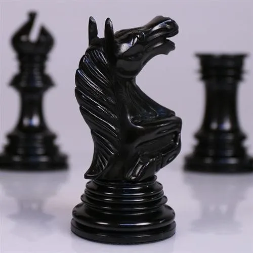 Pièces d'échecs Roaring Knight en bois d'Ebène