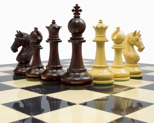 Pièces d'échecs Preston en bois de padouk/buis